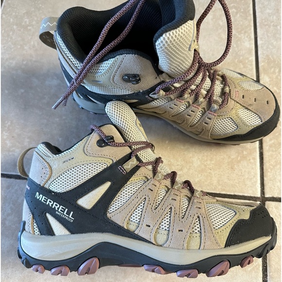 Merrell NEW never worn hiking boots - Picture 3 of 4